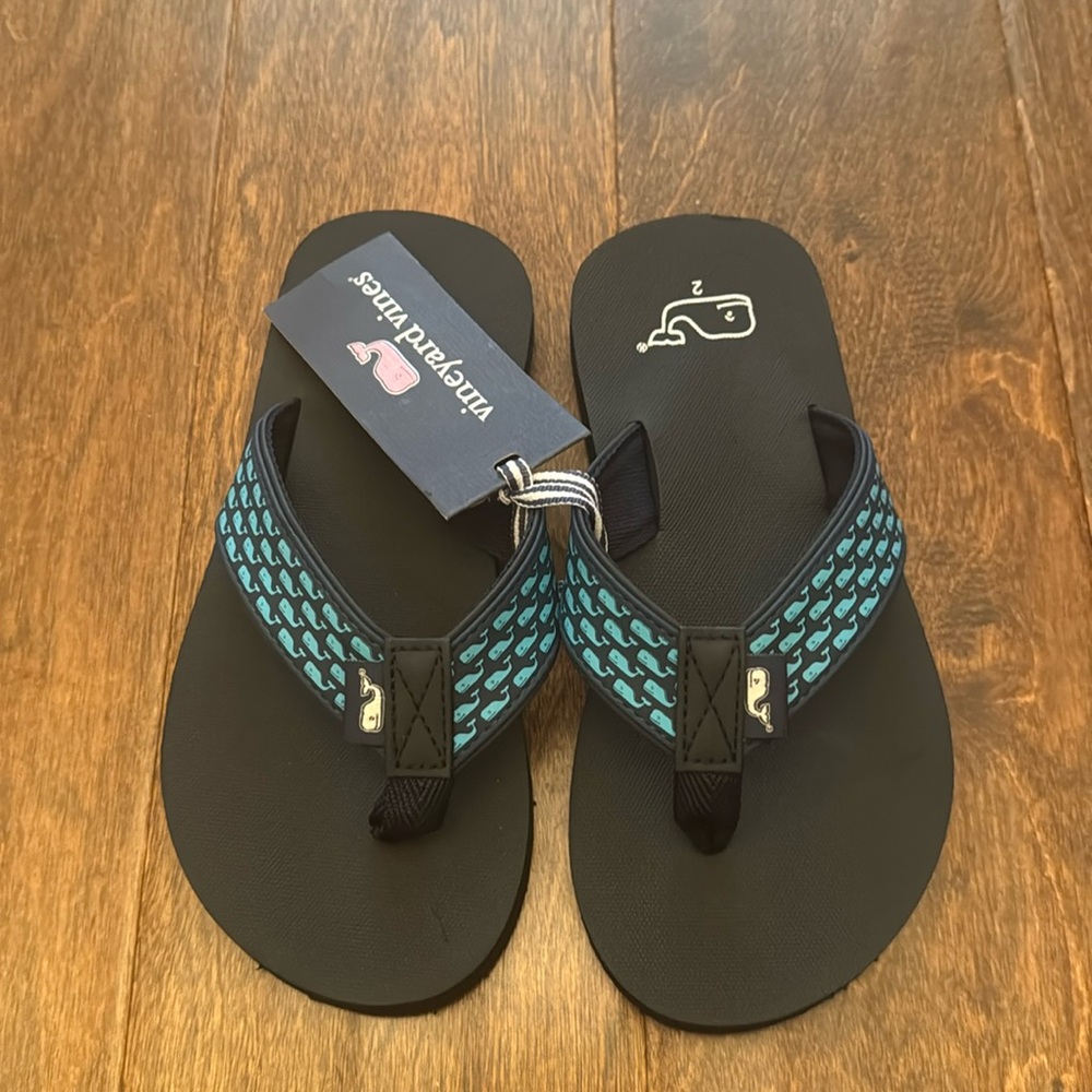 NWT Vineyard Vines Boys' Whale Classic Flip Flops - size 2 price is firm